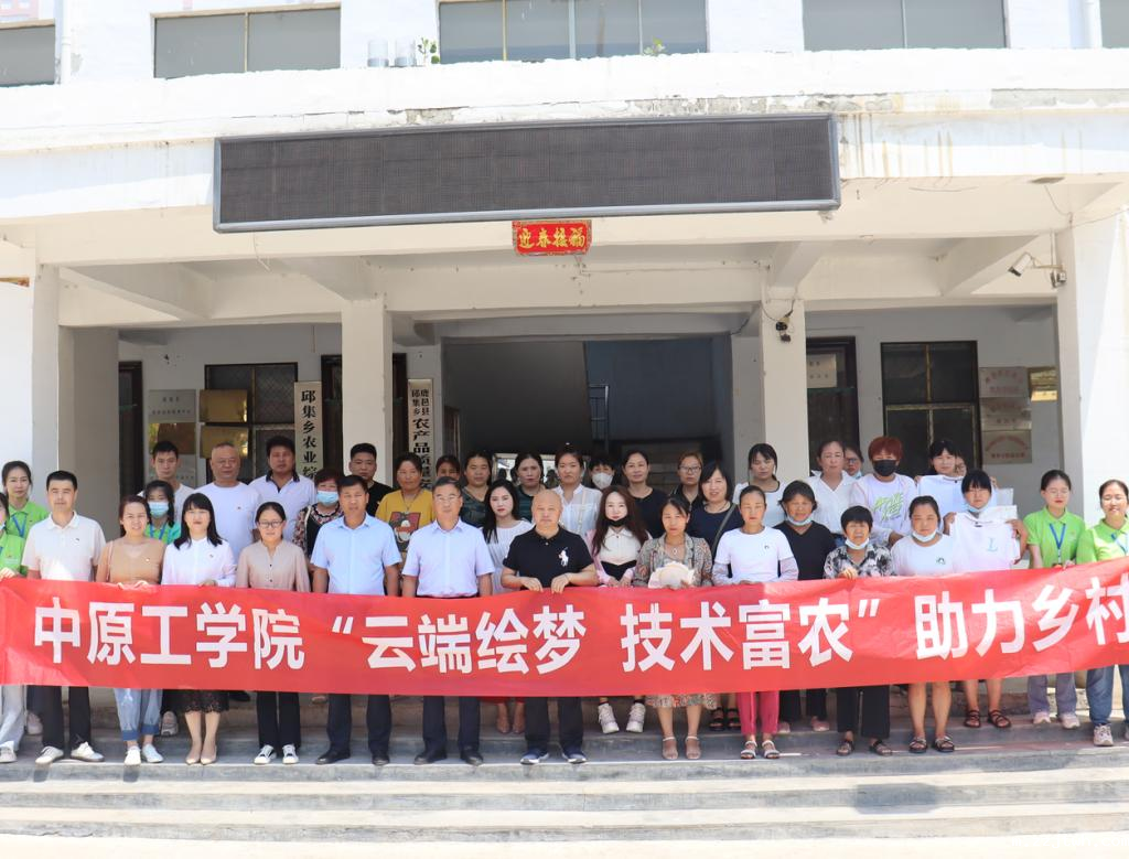 建筑前的广场上有许多人中度可信度描述已自动生成 1AD4D