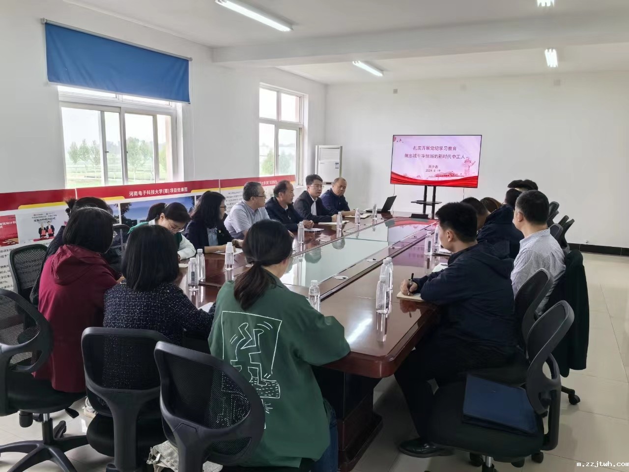 贾少鑫参加机关党政办党支部主题党日活动并为支部党员上党纪学习教育专题党课