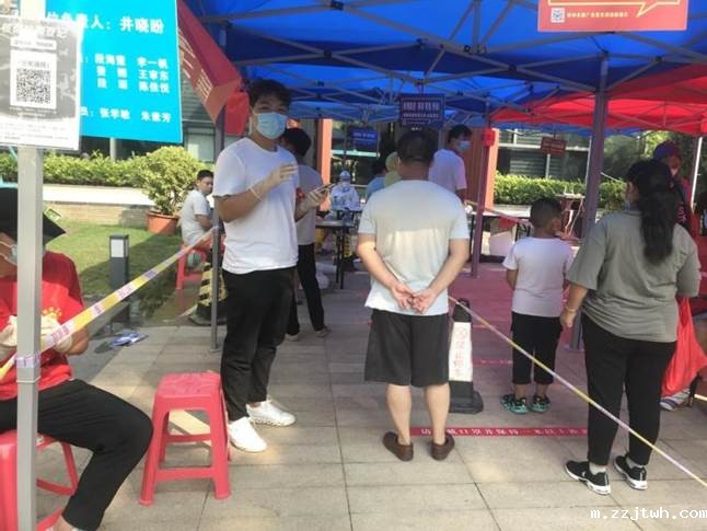 李一帆同学在核酸检测点进行信息录入 李一帆同学在核酸检测点进行信息录入